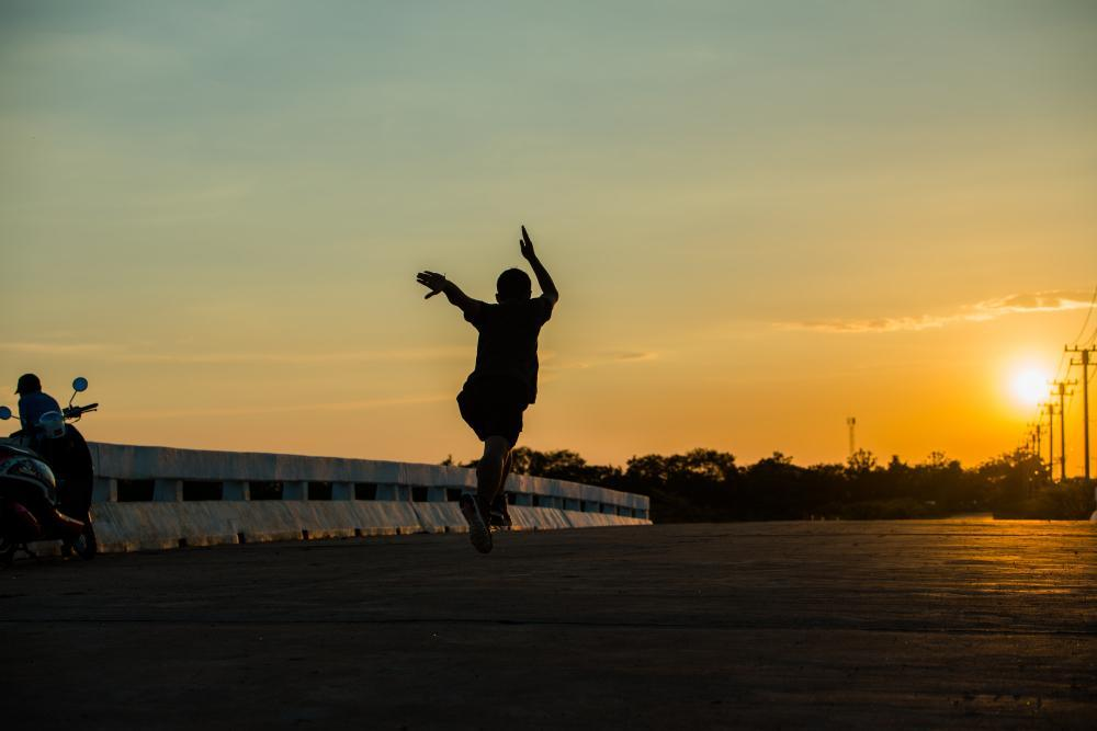 Sunset dance — weekend energy